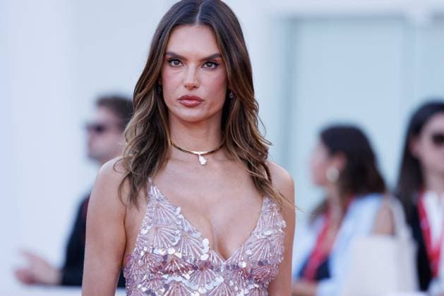 News - 2025 Closing Ceremony Red Carpet - The 82nd Venice International Film Festival Alessandra Ambrosio attends the 2025 Closing Ceremony red carpet during the 82nd Venice International Film Festival on September 06, 2025 in Venice, Italy. Photo: Cinzia Camela. Lido di Venezia Palazzo del Cinema Italy Copyright: xCinziaxCamelax xLiveMediax LPN_2012626
