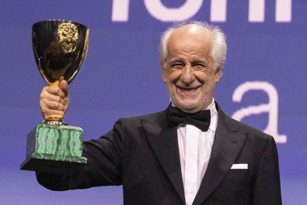 Closing Ceremony - The 82nd Venice International Film Festival VENICE, ITALY - SEPTEMBER 06: Toni Servillo receives the Coppa Volpi for Best Actor for La Grazia at the closing ceremony during the 82nd Venice International Film Festival on September 06, 2025 in Venice, Italy Primo Barol Anadolu Venice Italy. Editorial use only. Please get in touch for any other usage.  Copyright: x2025xAnadoluxPrimoxBarolx