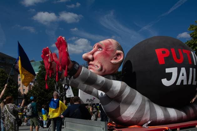 Bilder des Jahres 2025, News September 09 News Themen der Woche KW36 Demostration For Ukraine In Duesseldorf A carnival float featuring Russian President Vladimir Putin with hands showing blood is on display during the demonstration for Ukraine victory as nearly a hundred Ukrainian activists take part in Duesseldorf, Germany, on September 6, 2025. Duesseldorf Germany  Copyright: xYingxTangx originalFilename: tang-notitle250906_npfIv.jpg