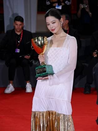 Venice, 82nd Venice International Film Festival 2025 - Evening 11: Closing Ceremony. Winners Photocall. Pictured: Xin Zhilei  Copyright: xAlbertoxTerenghi PoolxPhotoxEventsx06x xipa-agency.netx xPoolxPhotoxEventsx06x IPA_Agency_IPA64335264