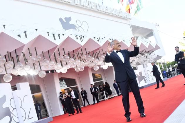 82eme Festival International du Film de Venise Mostra de Venise CLOSING CEREMONY and CHIEN 51 Premiere Red Carpet at the 82nd International Venice Film festival Giulia Rosmarini and Director of the Venice Film Festival Alberto Barbera attend the 2025 Closing Ceremony red carpet 448401 2025 09 06 Venice Italy  Copyright: xThomasxBohlenx STAR_448401_006