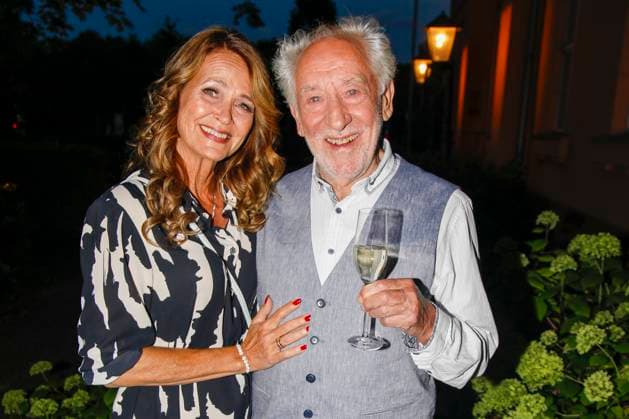 Entertainment Themen der Woche KW36 ÜBERRASCHUNGSGALA ZUM 90. GEBURTSTAG VON DIETER HALLERVORDEN Berlin, 6.9..2025 Dieter Hallervorden und Christine Zander bei der Ankunft zur Überraschungsgala zum 90. Geburtstag von Dieter Hallervorden im Schloßparktheater in Berlin Berlin *** SURPRISE GALA FOR DIETER HALLERVORDENS 90TH BIRTHDAY Berlin, 6 9 2025 Dieter Hallervorden and Christine Zander arriving at the surprise gala for Dieter Hallervordens 90th birthday at the Schloßparktheater in Berlin Berlin Copyright: xMatthiasxGränzdörferx
