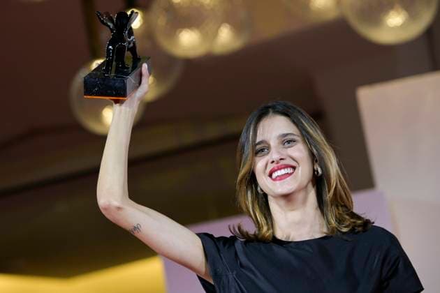 January 1, 2021, Venice, Italy: Italian actor Benedetta Porcaroli holds the Orizzonti award for Best Actress for her performance in the movie ˜Il rapimento di Arabella (The kidnapping of Arabella)™ during the closing ceremony of the 82nd annual Venice International Film Festival, in Venice, Italy, 06 September 2025. The 82nd edition of the festival runs from 27 August to 06 September 2025. ANSA RICCARDO ANTIMIANI. Venice Italy  - ZUMAa110 20210101_zaf_a110_374 Copyright: xRiccardoxAntimianix