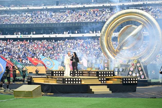 East Rutherford, Metlife Stadium, 13.07.25, USA, Herren, FIFA Club World Cup 2025, Finale: Chelsea FC - Paris Saint Germain Bild: v.li. Robbie WILLIAMS und Laura PAUSINI FIFA regulations prohibit any use of photographs as image sequences and or quasi-video. New Jersey United States