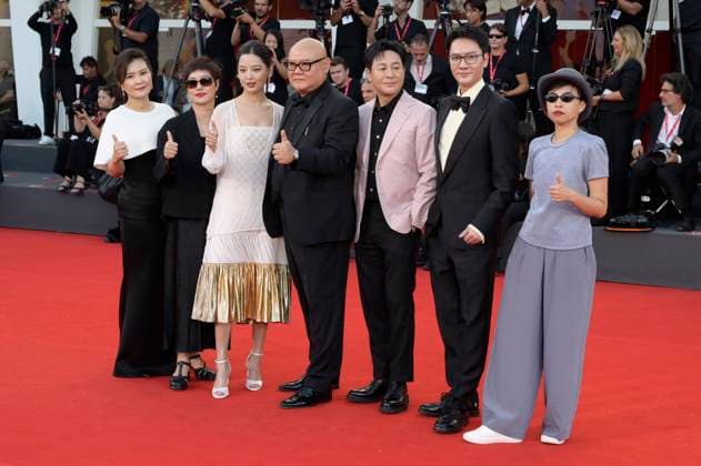 Han Nianjin, Ma Shuang, Xin Zhilei, Cai Shangjun, Zhang Songwen, Feng Shaofeng and Justine O at the Closing Ceremony with award ceremony and the premiere of the feature film Chien 51 Dog 51 at the Biennale di Venezia 2025 82 Venice International Film Festival at the Palazzo del Cinema Venice, 06 09 2025 Foto:xA.xM.xTinghinox xFuturexImagex closing_5955