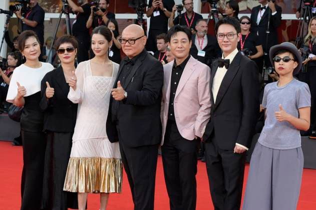 Han Nianjin, Ma Shuang, Xin Zhilei, Cai Shangjun, Zhang Songwen, Feng Shaofeng and Justine O at the Closing Ceremony with award ceremony and the premiere of the feature film Chien 51 Dog 51 at the Biennale di Venezia 2025 82 Venice International Film Festival at the Palazzo del Cinema Venice, 06 09 2025 Foto:xA.xM.xTinghinox xFuturexImagex closing_5956