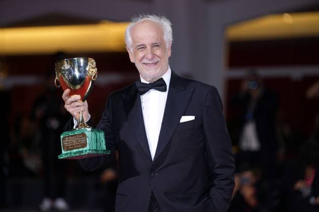 Photo IPP Daniele Cifala Venice 06 09 2025 Patroness Photocall The 81st Venice International Film Festival in the photo Toni Servillo poses with the Coppa Volpi for Best Actor for La Grazia during the winners photocall at the 82nd Venice International Film Festival on September 06, 2025 in Venice, Italy Italy Photo Press World Copyright
