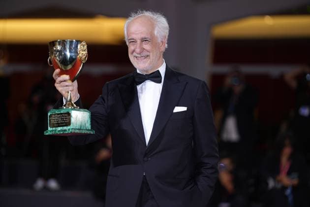 Photo IPP Daniele Cifala Venice 06 09 2025 Patroness Photocall The 81st Venice International Film Festival in the photo Toni Servillo poses with the Coppa Volpi for Best Actor for La Grazia during the winners photocall at the 82nd Venice International Film Festival on September 06, 2025 in Venice, Italy Italy Photo Press World Copyright