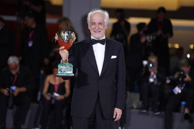 Photo IPP Daniele Cifala Venice 06 09 2025 Patroness Photocall The 81st Venice International Film Festival in the photo Toni Servillo poses with the Coppa Volpi for Best Actor for La Grazia during the winners photocall at the 82nd Venice International Film Festival on September 06, 2025 in Venice, Italy Italy Photo Press World Copyright