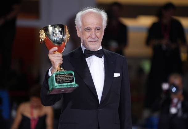 Photo IPP Daniele Cifala Venice 06 09 2025 Patroness Photocall The 81st Venice International Film Festival in the photo Toni Servillo poses with the Coppa Volpi for Best Actor for La Grazia during the winners photocall at the 82nd Venice International Film Festival on September 06, 2025 in Venice, Italy Italy Photo Press World Copyright