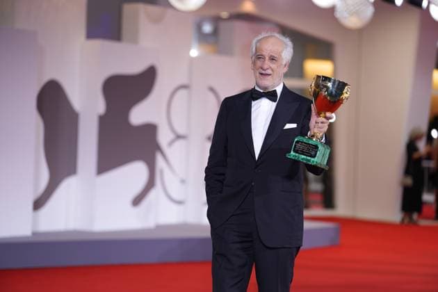 Photo IPP Daniele Cifala Venice 06 09 2025 Patroness Photocall The 81st Venice International Film Festival in the photo Toni Servillo poses with the Coppa Volpi for Best Actor for La Grazia during the winners photocall at the 82nd Venice International Film Festival on September 06, 2025 in Venice, Italy Italy Photo Press World Copyright