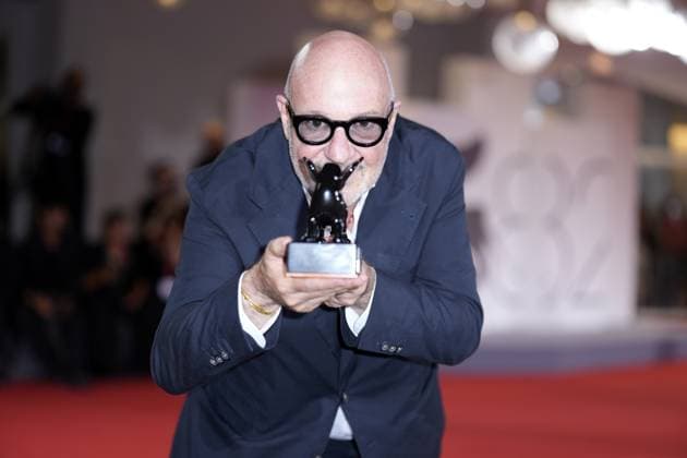 Photo IPP Daniele Cifala Venice 06 09 2025 Patroness Photocall The 81st Venice International Film Festival in photo Gianfranco Rosi poses with the Special Jury Prize for Below the Clouds during the winners photocall at the 82nd Venice International Film Festival on September 06, 2025 in Venice, Italy Italy Photo Press World Copyright