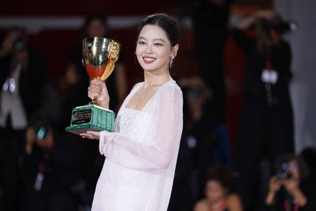 IPP Photo Daniele Cifala Venice 06 09 2025 Patroness Photocall The 81st Venice International Film Festival in the photo Xin Zhilei poses with the Coppa Volpi for Best Actress for The Sun Rises on Us All during the winners photocall at the 82nd Venice International Film Festival on September 06, 2025 in Venice, Italy Italy Photo Press World Copyright