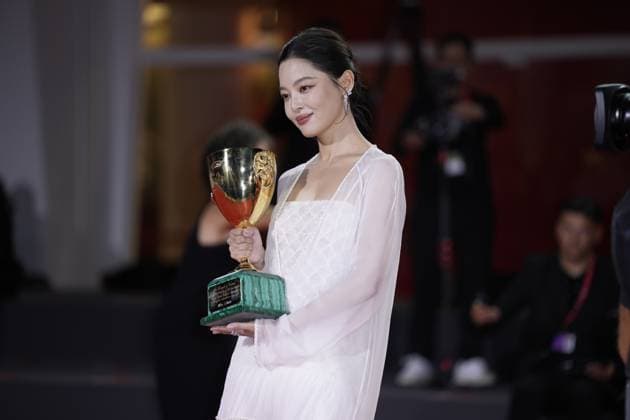 IPP Photo Daniele Cifala Venice 06 09 2025 Patroness Photocall The 81st Venice International Film Festival in the photo Xin Zhilei poses with the Coppa Volpi for Best Actress for The Sun Rises on Us All during the winners photocall at the 82nd Venice International Film Festival on September 06, 2025 in Venice, Italy Italy Photo Press World Copyright