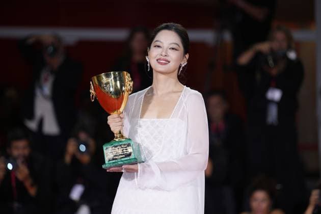 IPP Photo Daniele Cifala Venice 06 09 2025 Patroness Photocall The 81st Venice International Film Festival in the photo Xin Zhilei poses with the Coppa Volpi for Best Actress for The Sun Rises on Us All during the winners photocall at the 82nd Venice International Film Festival on September 06, 2025 in Venice, Italy Italy Photo Press World Copyright