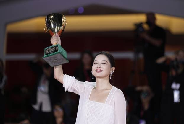 IPP Photo Daniele Cifala Venice 06 09 2025 Patroness Photocall The 81st Venice International Film Festival in the photo Xin Zhilei poses with the Coppa Volpi for Best Actress for The Sun Rises on Us All during the winners photocall at the 82nd Venice International Film Festival on September 06, 2025 in Venice, Italy Italy Photo Press World Copyright