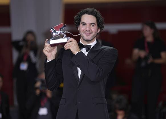 IPP Photo Daniele Cifala Venice 06 09 2025 Patroness Photocall The 81st Venice International Film Festival in the photo Benny Safdie poses with the Silver Lion for Best Director for The Smashing Machine during the winners photocall at the 82nd Venice International Film Festival on September 06, 2025 in Venice, Italy Italy Photo Press World Copyright