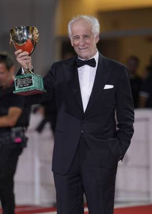 Photo IPP Daniele Cifala Venice 06 09 2025 Patroness Photocall The 81st Venice International Film Festival in the photo Toni Servillo poses with the Coppa Volpi for Best Actor for La Grazia during the winners photocall at the 82nd Venice International Film Festival on September 06, 2025 in Venice, Italy Italy Photo Press World Copyright
