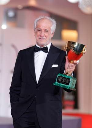 Toni Servillo poses with the Coppa Volpi for Best Actor for La Grazia during the winners photocall at the 82nd Venice International Film Festival in Venice, Italy on Saturday, September 6, 2025.  VEN20250906902 RoccoxSpaziani