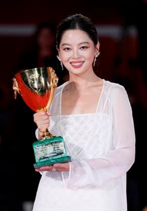 Xin Zhilei poses with the Coppa Volpi for Best Actress for The Sun Rises on Us All during the winners photocall at the 82nd Venice International Film Festival in Venice, Italy on Saturday, September 6, 2025.  VEN20250906903 RoccoxSpaziani