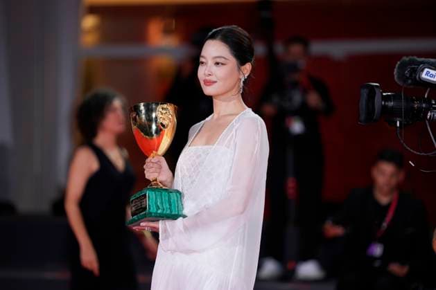 Xin Zhilei poses with the Coppa Volpi for Best Actress for The Sun Rises on Us All during the winners photocall at the 82nd Venice International Film Festival in Venice, Italy on Saturday, September 6, 2025.  VEN20250906904 RoccoxSpaziani