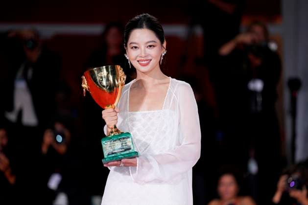 Xin Zhilei poses with the Coppa Volpi for Best Actress for The Sun Rises on Us All during the winners photocall at the 82nd Venice International Film Festival in Venice, Italy on Saturday, September 6, 2025.  VEN20250906905 RoccoxSpaziani