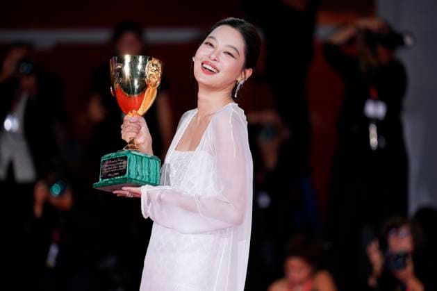 Xin Zhilei poses with the Coppa Volpi for Best Actress for The Sun Rises on Us All during the winners photocall at the 82nd Venice International Film Festival in Venice, Italy on Saturday, September 6, 2025.  VEN20250906906 RoccoxSpaziani