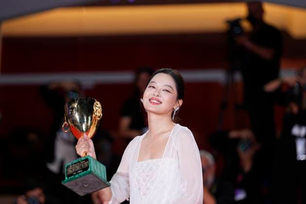 Xin Zhilei poses with the Coppa Volpi for Best Actress for The Sun Rises on Us All during the winners photocall at the 82nd Venice International Film Festival in Venice, Italy on Saturday, September 6, 2025.  VEN20250906908 RoccoxSpaziani