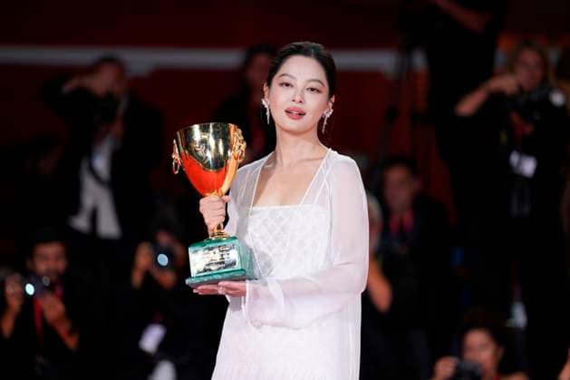 Xin Zhilei poses with the Coppa Volpi for Best Actress for The Sun Rises on Us All during the winners photocall at the 82nd Venice International Film Festival in Venice, Italy on Saturday, September 6, 2025.  VEN20250906909 RoccoxSpaziani