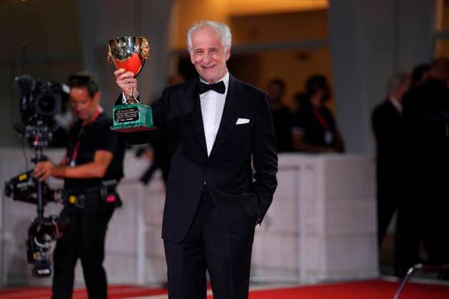 Toni Servillo poses with the Coppa Volpi for Best Actor for La Grazia during the winners photocall at the 82nd Venice International Film Festival in Venice, Italy on Saturday, September 6, 2025.  VEN20250906925 RoccoxSpaziani