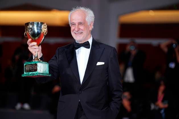 Toni Servillo poses with the Coppa Volpi for Best Actor for La Grazia during the winners photocall at the 82nd Venice International Film Festival in Venice, Italy on Saturday, September 6, 2025.  VEN20250906926 RoccoxSpaziani