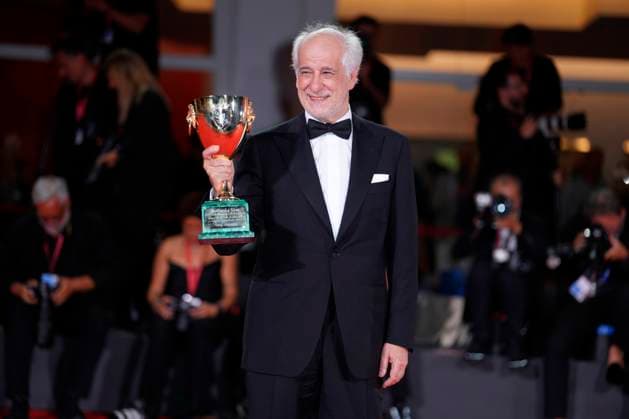 Toni Servillo poses with the Coppa Volpi for Best Actor for La Grazia during the winners photocall at the 82nd Venice International Film Festival in Venice, Italy on Saturday, September 6, 2025.  VEN20250906929 RoccoxSpaziani