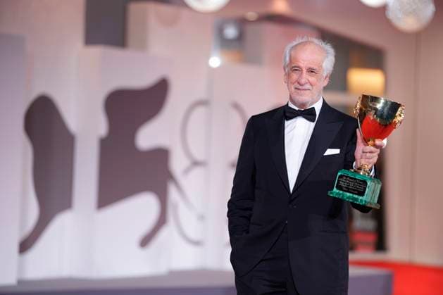 Toni Servillo poses with the Coppa Volpi for Best Actor for La Grazia during the winners photocall at the 82nd Venice International Film Festival in Venice, Italy on Saturday, September 6, 2025.  VEN20250906931 RoccoxSpaziani