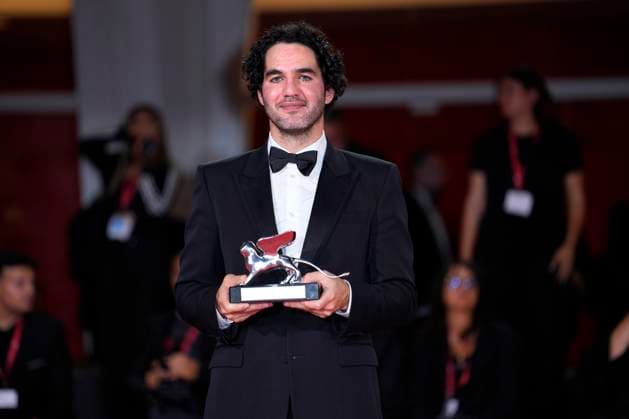 Benny Safdie poses with the Silver Lion for Best Director for The Smashing Machine during the winners photocall at the 82nd Venice International Film Festival in Venice, Italy on Saturday, September 6, 2025.  VEN20250906933 RoccoxSpaziani