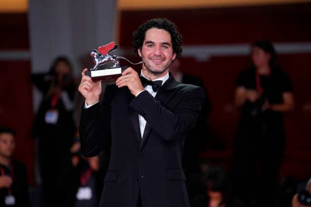 Benny Safdie poses with the Silver Lion for Best Director for The Smashing Machine during the winners photocall at the 82nd Venice International Film Festival in Venice, Italy on Saturday, September 6, 2025.  VEN20250906934 RoccoxSpaziani