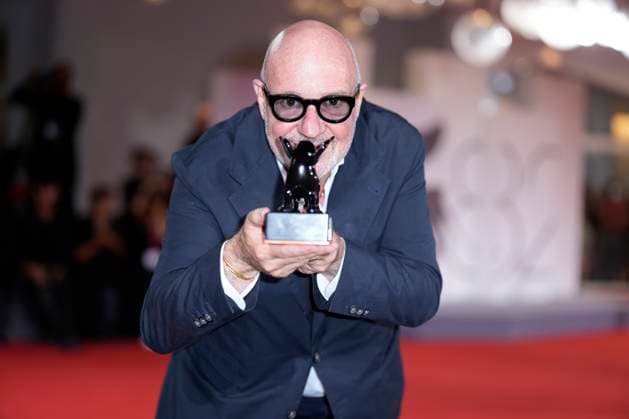 Gianfranco Rosi poses with the Special Jury Prize for Below the Clouds during the winners photocall at the 82nd Venice International Film Festival in Venice, Italy on Saturday, September 6, 2025.  VEN20250906935 RoccoxSpaziani