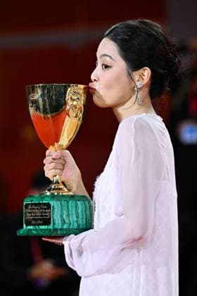 Venice Winners Red Carpet AM Xin Zhilei poses with the Coppa Volpi for Best Actress for The Sun Rises on Us All attending the Winners Red Carpet of the 82nd Venice International Film Festival at the Lido in Venice, Italy on September 06, 2025. Photo by Aurore Marechal ABACAPRESS.COM Venice Italy  Copyright: xMarechalxAurore ABACAx
