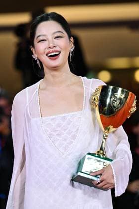 Venice Winners Red Carpet AM Xin Zhilei poses with the Coppa Volpi for Best Actress for The Sun Rises on Us All attending the Winners Red Carpet of the 82nd Venice International Film Festival at the Lido in Venice, Italy on September 06, 2025. Photo by Aurore Marechal ABACAPRESS.COM Venice Italy  Copyright: xMarechalxAurore ABACAx
