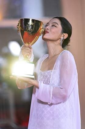 Venice Winners Red Carpet AM Xin Zhilei poses with the Coppa Volpi for Best Actress for The Sun Rises on Us All attending the Winners Red Carpet of the 82nd Venice International Film Festival at the Lido in Venice, Italy on September 06, 2025. Photo by Aurore Marechal ABACAPRESS.COM Venice Italy  Copyright: xMarechalxAurore ABACAx