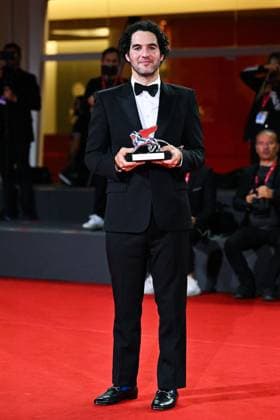 Venice Winners Red Carpet AM Benny Safdie poses with the Silver Lion for Best Director for The Smashing Machine attending the Winners Red Carpet of the 82nd Venice International Film Festival at the Lido in Venice, Italy on September 06, 2025. Photo by Aurore Marechal ABACAPRESS.COM Venice Italy  Copyright: xMarechalxAurore ABACAx