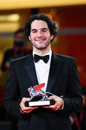 Venice Winners Red Carpet AM Benny Safdie poses with the Silver Lion for Best Director for The Smashing Machine attending the Winners Red Carpet of the 82nd Venice International Film Festival at the Lido in Venice, Italy on September 06, 2025. Photo by Aurore Marechal ABACAPRESS.COM Venice Italy  Copyright: xMarechalxAurore ABACAx