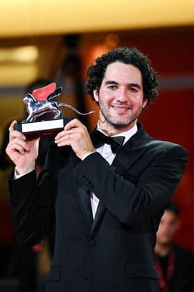 Venice Winners Red Carpet AM Benny Safdie poses with the Silver Lion for Best Director for The Smashing Machine attending the Winners Red Carpet of the 82nd Venice International Film Festival at the Lido in Venice, Italy on September 06, 2025. Photo by Aurore Marechal ABACAPRESS.COM Venice Italy  Copyright: xMarechalxAurore ABACAx