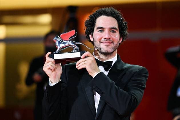 Venice Winners Red Carpet AM Benny Safdie poses with the Silver Lion for Best Director for The Smashing Machine attending the Winners Red Carpet of the 82nd Venice International Film Festival at the Lido in Venice, Italy on September 06, 2025. Photo by Aurore Marechal ABACAPRESS.COM Venice Italy  Copyright: xMarechalxAurore ABACAx