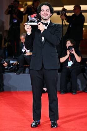 Venice Winners Red Carpet AM Benny Safdie poses with the Silver Lion for Best Director for The Smashing Machine attending the Winners Red Carpet of the 82nd Venice International Film Festival at the Lido in Venice, Italy on September 06, 2025. Photo by Aurore Marechal ABACAPRESS.COM Venice Italy  Copyright: xMarechalxAurore ABACAx
