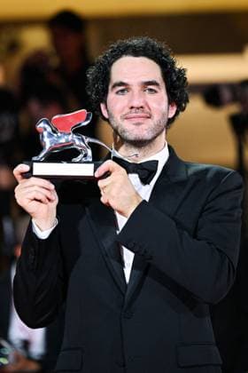 Venice Winners Red Carpet AM Benny Safdie poses with the Silver Lion for Best Director for The Smashing Machine attending the Winners Red Carpet of the 82nd Venice International Film Festival at the Lido in Venice, Italy on September 06, 2025. Photo by Aurore Marechal ABACAPRESS.COM Venice Italy  Copyright: xMarechalxAurore ABACAx
