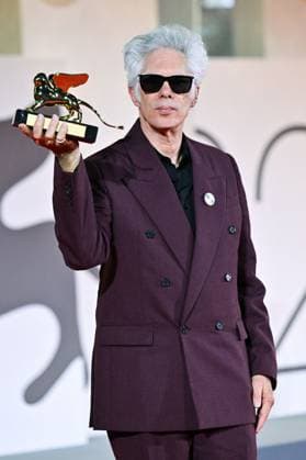 Venice Winners Red Carpet AM Jim Jarmusch poses with the Golden Lion for Best Film for Father Mother Sister Brother attending the Winners Red Carpet of the 82nd Venice International Film Festival at the Lido in Venice, Italy on September 06, 2025. Photo by Aurore Marechal ABACAPRESS.COM Venice Italy  Copyright: xMarechalxAurore ABACAx