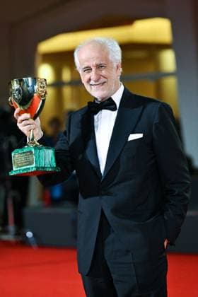 Venice Winners Red Carpet AM Toni Servillo poses with the Coppa Volpi for Best Actor for La Grazia attending the Winners Red Carpet of the 82nd Venice International Film Festival at the Lido in Venice, Italy on September 06, 2025. Photo by Aurore Marechal ABACAPRESS.COM Venice Italy  Copyright: xMarechalxAurore ABACAx