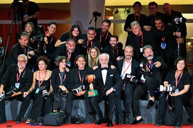 Venice Winners Red Carpet AM Toni Servillo poses with the Coppa Volpi for Best Actor for La Grazia attending the Winners Red Carpet of the 82nd Venice International Film Festival at the Lido in Venice, Italy on September 06, 2025. Photo by Aurore Marechal ABACAPRESS.COM Venice Italy  Copyright: xMarechalxAurore ABACAx