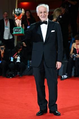 Venice Winners Red Carpet AM Toni Servillo poses with the Coppa Volpi for Best Actor for La Grazia attending the Winners Red Carpet of the 82nd Venice International Film Festival at the Lido in Venice, Italy on September 06, 2025. Photo by Aurore Marechal ABACAPRESS.COM Venice Italy  Copyright: xMarechalxAurore ABACAx
