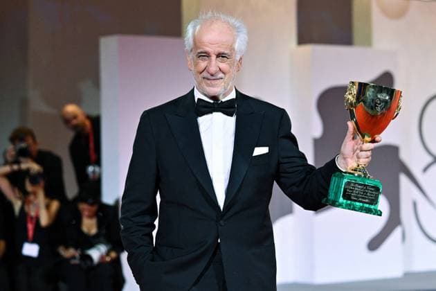 Venice Winners Red Carpet AM Toni Servillo poses with the Coppa Volpi for Best Actor for La Grazia attending the Winners Red Carpet of the 82nd Venice International Film Festival at the Lido in Venice, Italy on September 06, 2025. Photo by Aurore Marechal ABACAPRESS.COM Venice Italy  Copyright: xMarechalxAurore ABACAx